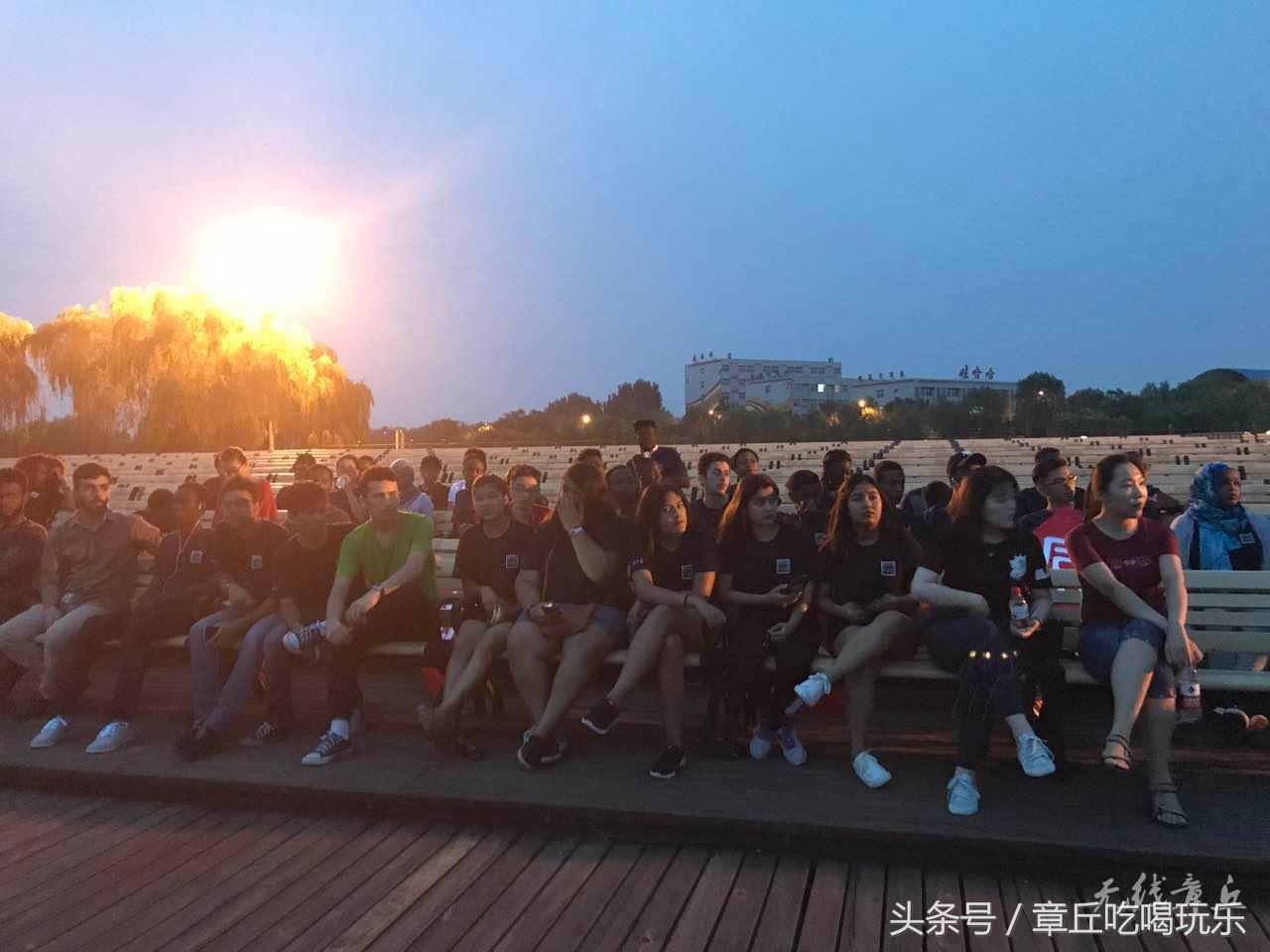 绣源河刷屏“联合国”朋友圈——山大学子夜看山大魅力后花园