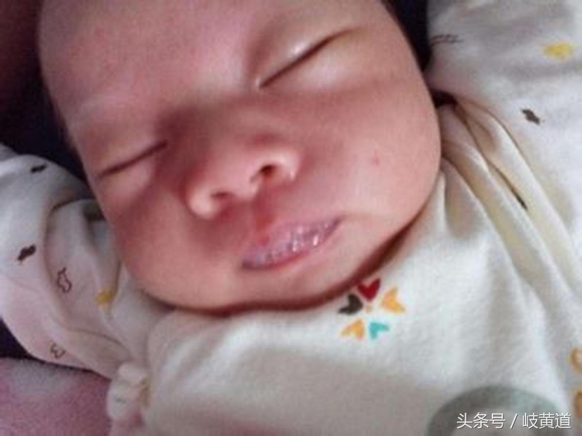 宝宝半夜呕吐泡沫粘液,刚刚出生的宝宝吐泡沫状的唾液