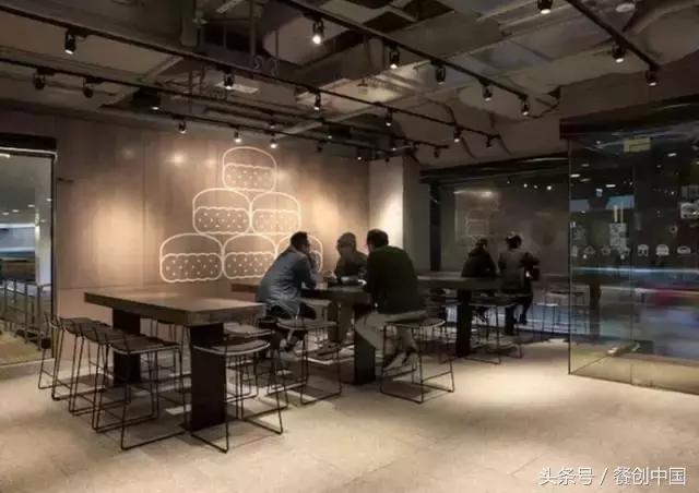 草木绿、工业风、无纸化点餐、小龙虾配朝日啤酒怎么潮怎么上