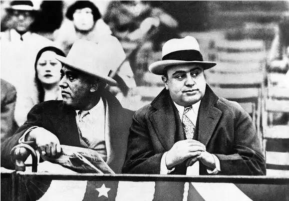 美国“暗影”：情人节*杀屠**、方块A死亡预告、《教父》背后的“教父”