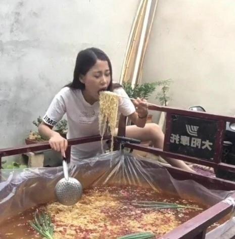 我想和这两个妹妹一起玩挠痒痒的游戏