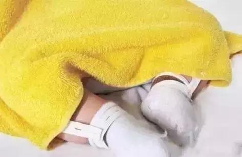 小孩频繁夜醒妈妈无比崩溃,宝宝反复发烧妈妈也好崩溃