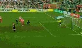 足球搞笑集锦笑死人强烈推荐,足球场上的搞笑