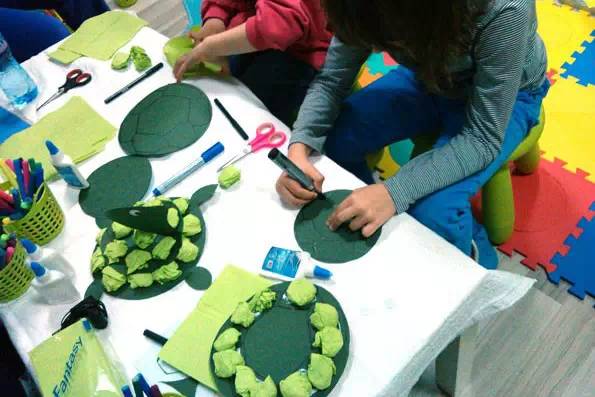 怎么用一个塑料瓶给小乌龟做家,幼儿用鸡蛋盒制作手工小乌龟教程