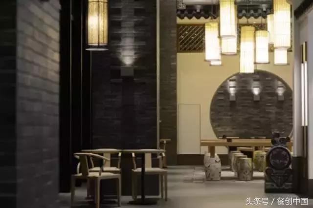 草木绿、工业风、无纸化点餐、小龙虾配朝日啤酒怎么潮怎么上