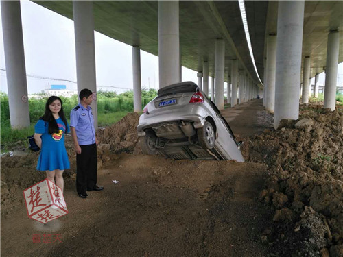 女司机带导航进入水沟,女司机竟然故意把车开到沟里