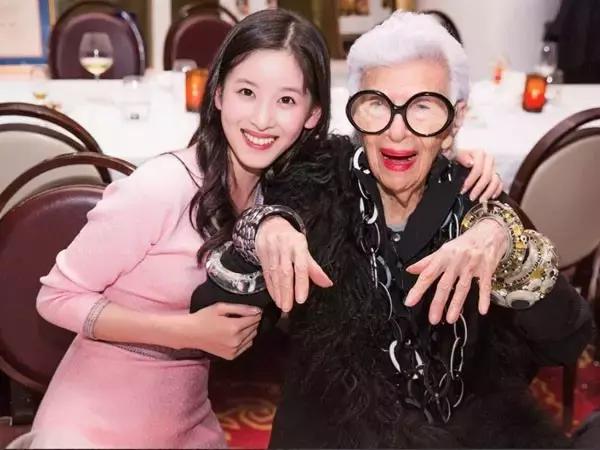 还停留在校服运动服？比起高定秀服，奶茶妹妹更牛逼的是名流人脉！