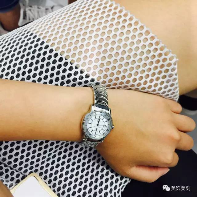 美饰美刻｜下班前，我们拉着老板在办公室里摆拍了10分钟~