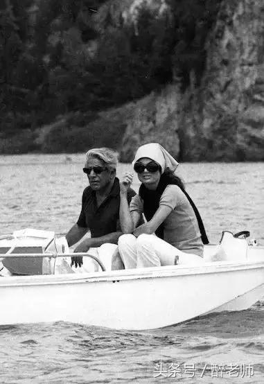 杰奎琳穿着带血的衣服,杰奎琳的眼泪音频