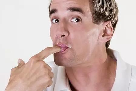 嘴巴咬破了可以用酒精吗,手指划破用口水冲洗了没事吧