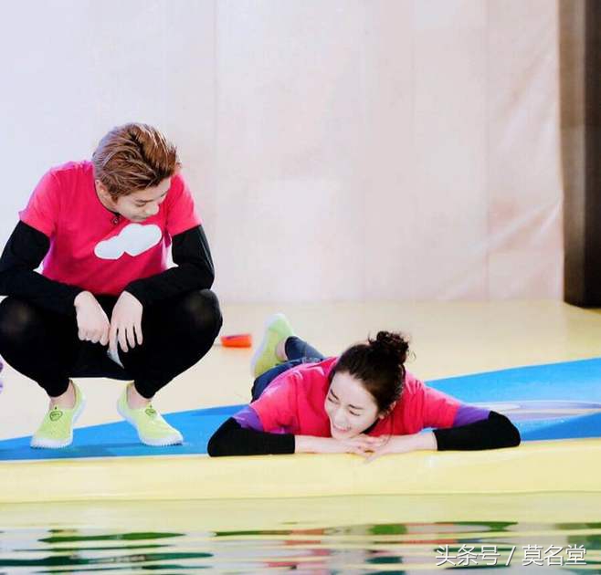 鹿晗换了金色的戒指,鹿晗转戒指