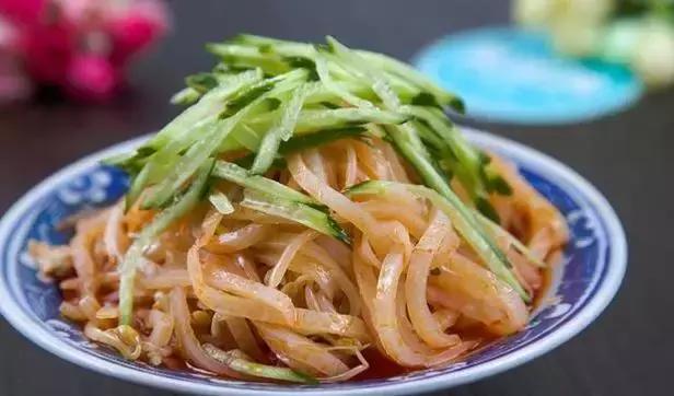 一个老外说一年之内吃遍成都,一个老外说要在一年内吃遍中国