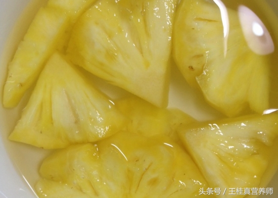 菠萝盐水泡后还用水清洗吗,菠萝和凤梨哪个需要泡盐水