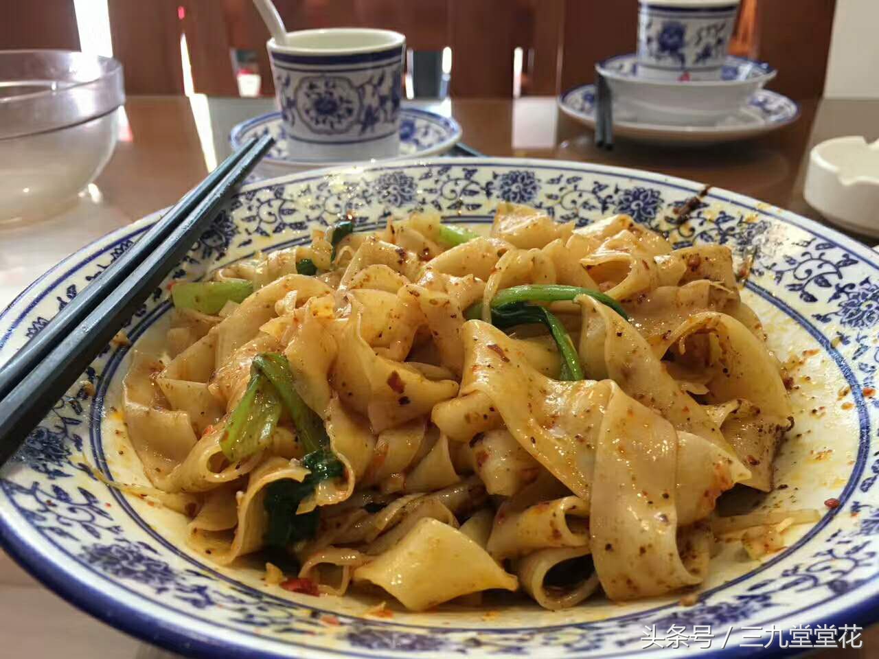 油泼面具体怎么做,油泼面到底过不过水