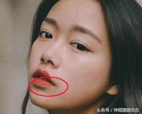 天生嘴唇长痣是什么痣,嘴唇有痣是富贵相吗