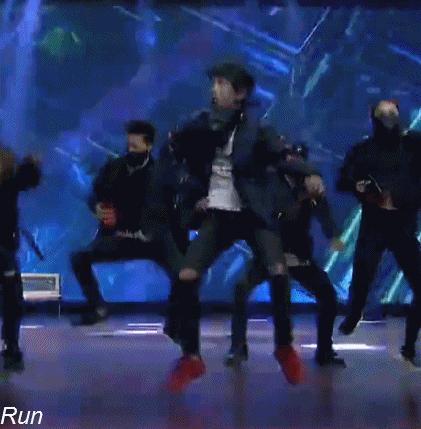 易烊千玺跳舞顶胯合集动图哦！张张是top，但最撩的是三周年的！