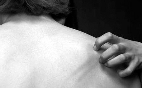 睡了凉席满身痒起红疹,睡了旧凉席全身起红疹怎么办