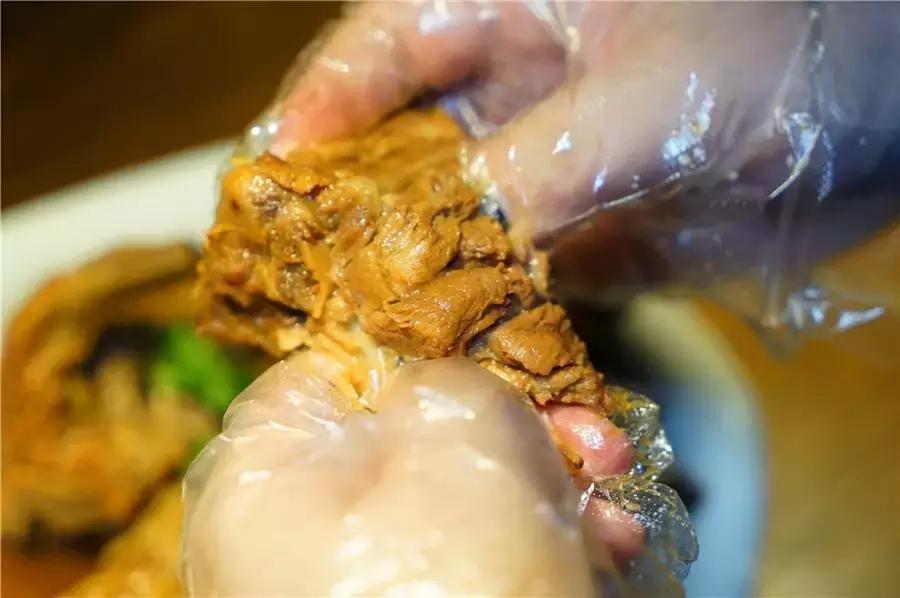 蒙眼用剪刀做面，服了！这么牛X的店居然系佛山的10年老字号！东家好吃才是硬道理！