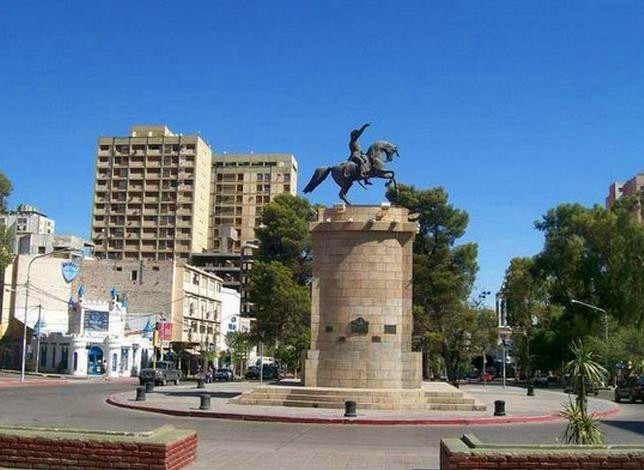 流浪母狗刚生下来小狗被抱走,流浪母狗与刚出生的小狗