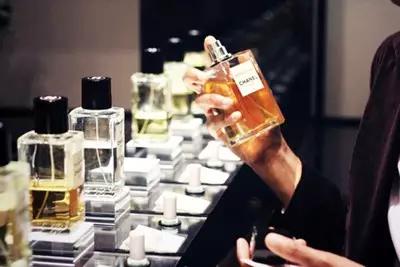 哪款香水适合有女人味的人,如何挑一款适合自己的香水