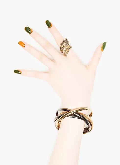 给指甲涂色吧,给指甲一抹色彩