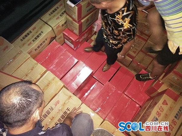 伪装成青豆、纸巾也难蒙混过关 郫都*草烟**连夜查获6394条违法卷烟