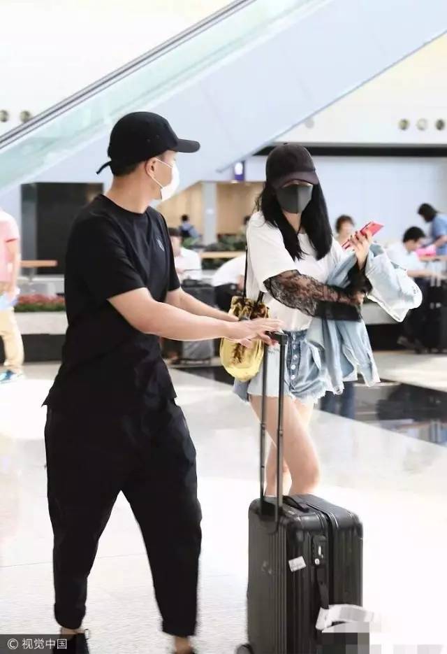 比渔网袜更猎奇的存在，杨幂谢娜领衔“袖套时尚”，前卫还是尴尬？