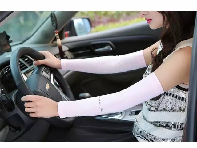 比渔网袜更猎奇的存在，杨幂谢娜领衔“袖套时尚”，前卫还是尴尬？