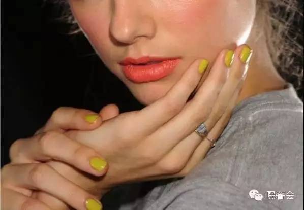 怎么给女朋友挑好看的美甲,给女朋友买指甲油