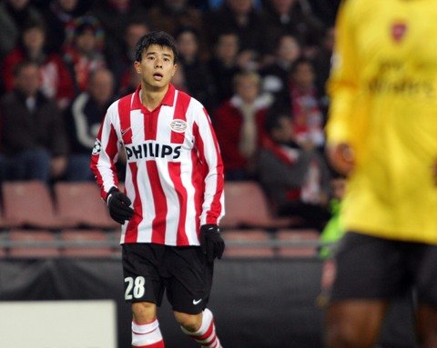 恒大主力后卫，曾因血印事件引风波，后娶富二代女友，美满幸福