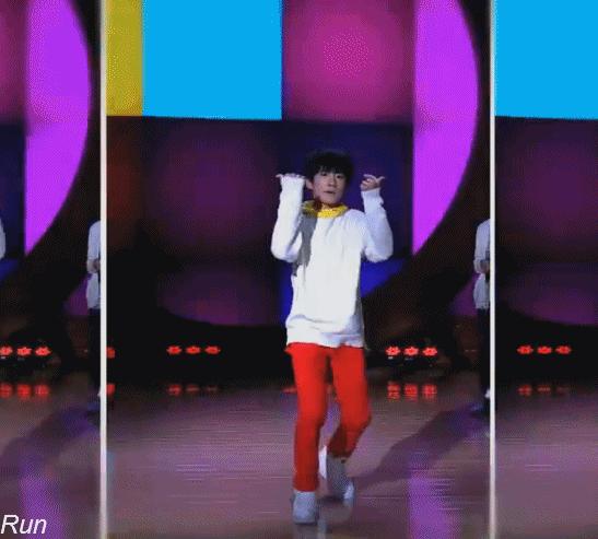 易烊千玺跳舞顶胯合集动图哦！张张是top，但最撩的是三周年的！