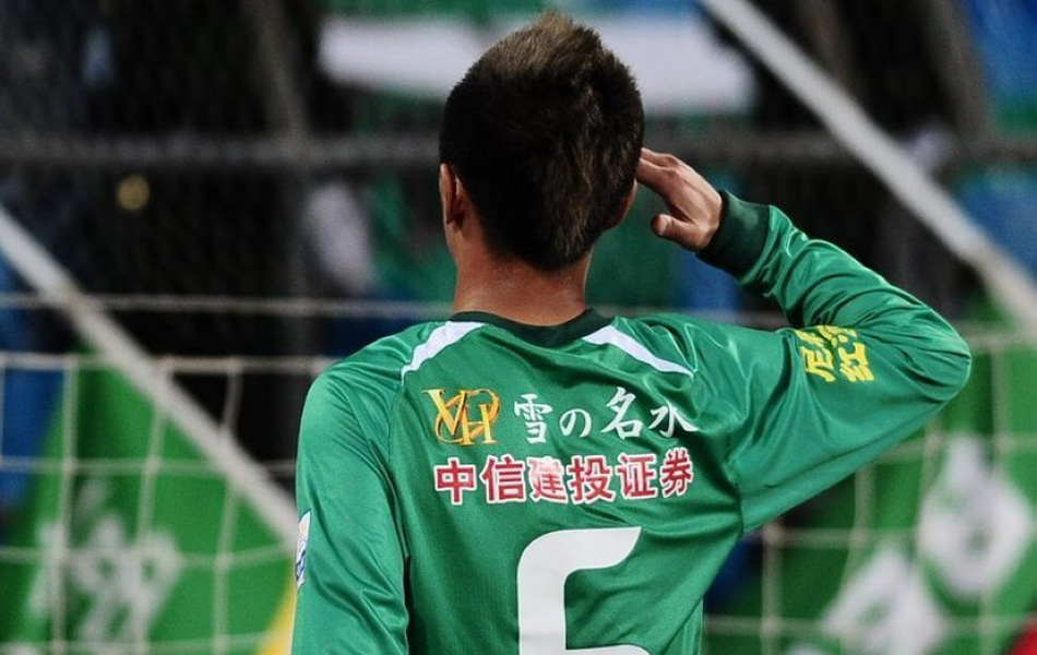 恒大主力后卫，曾因血印事件引风波，后娶富二代女友，美满幸福