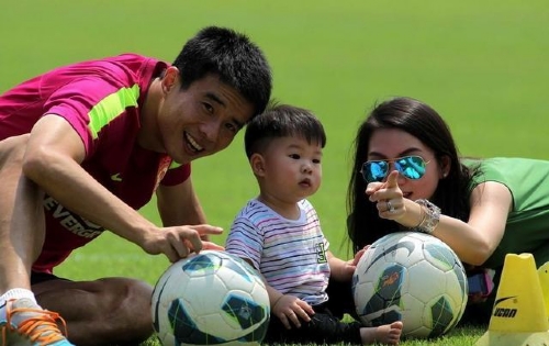 恒大主力后卫，曾因血印事件引风波，后娶富二代女友，美满幸福