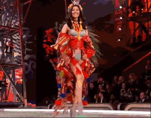 刘雯的走秀高光时刻,刘雯日常走路