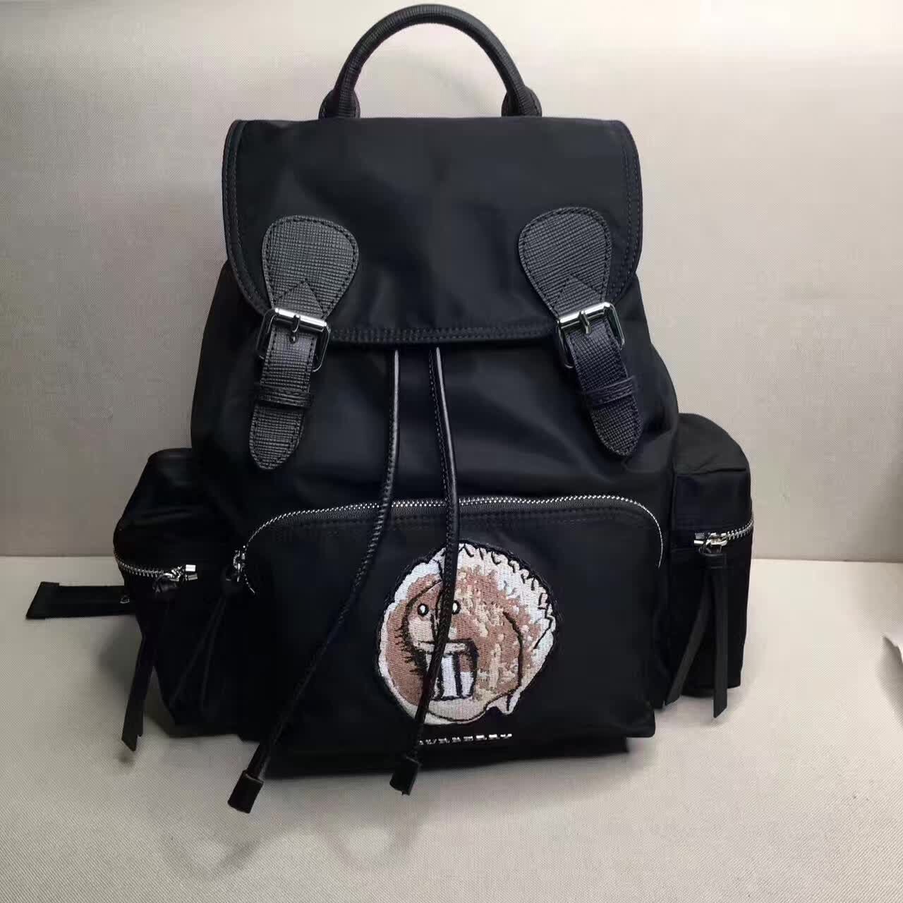 巴宝莉双肩背包经典款过时了吗,巴宝莉双肩包里有madeinchina