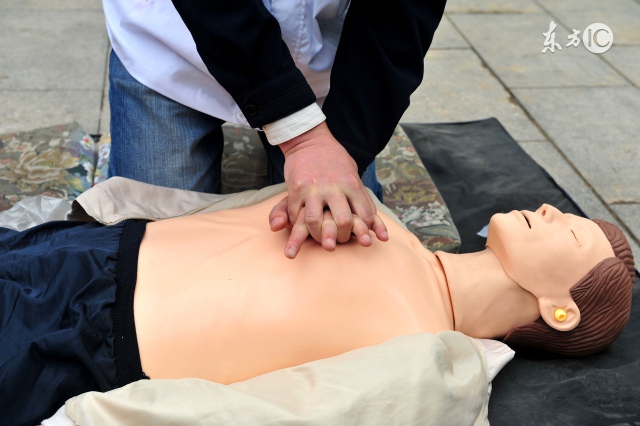 人晕倒了是掐人中还是做心肺复苏,晕倒了怎么急救除了心肺复苏