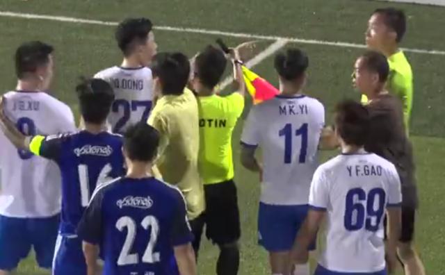 中国足球运动员对裁判无礼罚红牌,球员对裁判做出的判罚手势