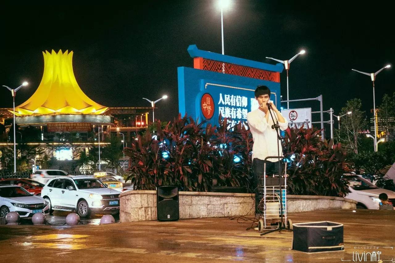 那个在航洋门口吹口琴的小哥：用音乐感谢这座城市