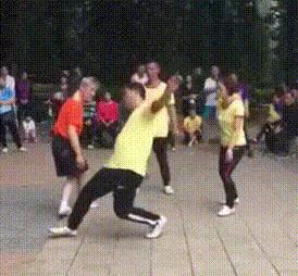 用足球可以玩什么游戏,用足球当台球打