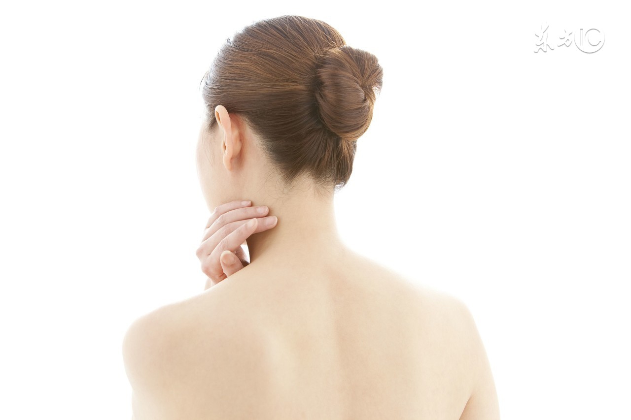 颈部皱纹很深怎么解决最好,消除颈部皱纹的正确方法图解