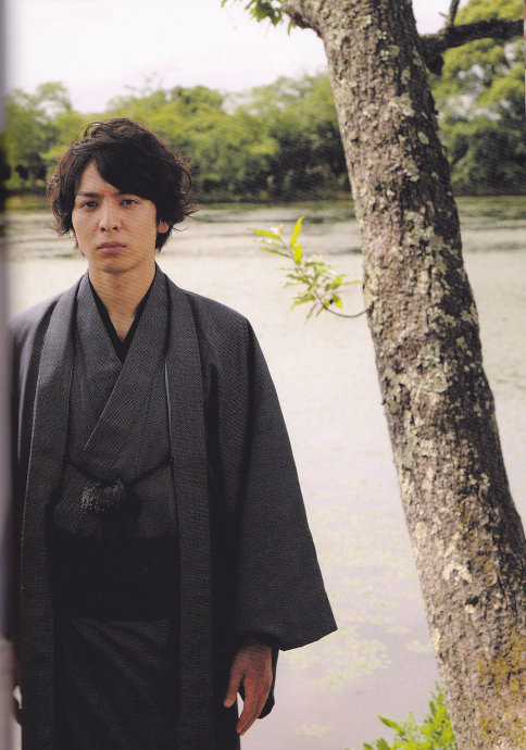 他是“犯桃花”的俊美漫画家，邂逅17岁单纯少女后浪子回头，却因瞥见妻子那一幕，关进“没有女人的地方”