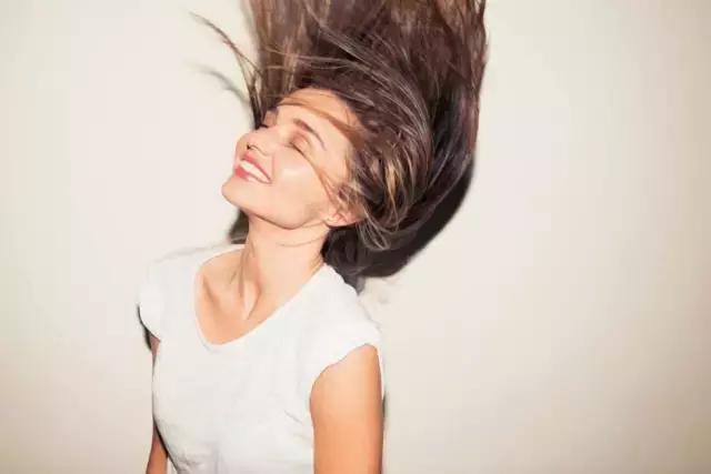 34岁带孩子嫁给年轻小伙,27岁二婚带娃嫁给大10岁宠妻大叔