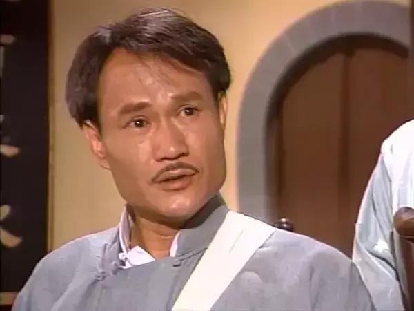 还记得《古惑仔3》被乌鸦拍照的方婷吗？前夫是成龙保镖卢惠光