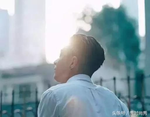 露额头刘海发型男圆脸,男生刘海在额头中央适合什么发型