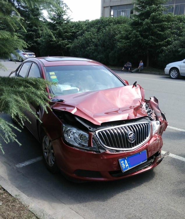 狭路相逢勇者胜，别克英朗怒怼哈弗H6，英朗车主后悔了，国产车质量没的说