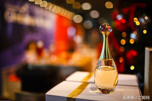 正确闻香水的手法,新手名牌香水怎么选好闻