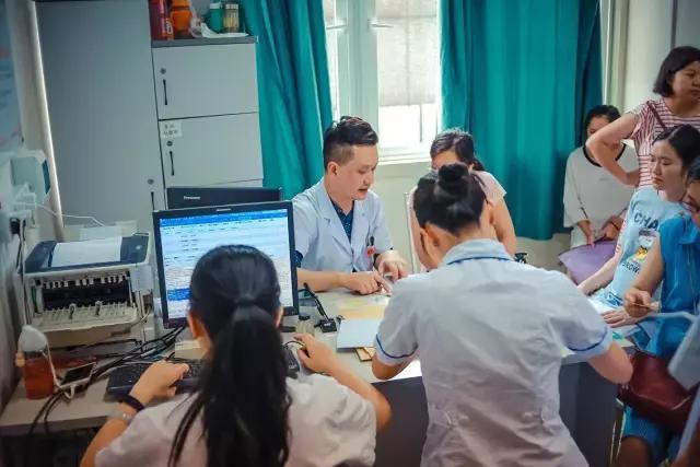 从医18年，经他手的危重疑难孕产妇何止上千？他是华西附二院“男神”教授姚强