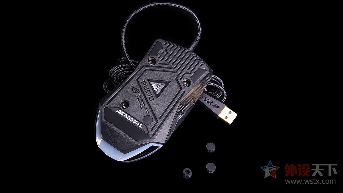 小手玩家的福音，玩家国度这款电竞鼠标针对中小手型设计，拥有便捷的可更换微动和侧键功能