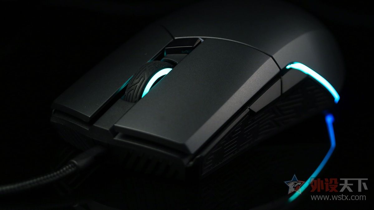 小手玩家的福音，玩家国度这款电竞鼠标针对中小手型设计，拥有便捷的可更换微动和侧键功能