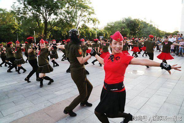 甘肃平凉网红老人跳广场舞,甘肃平凉广场舞大爷